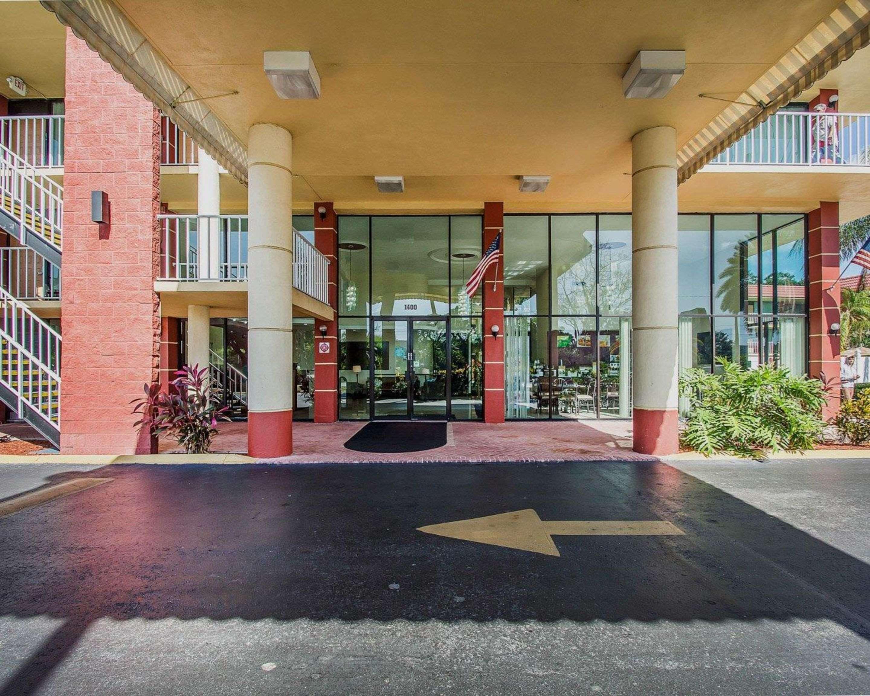 Quality Inn & Suites At Tropicana Field St. Petersburg Exterior photo